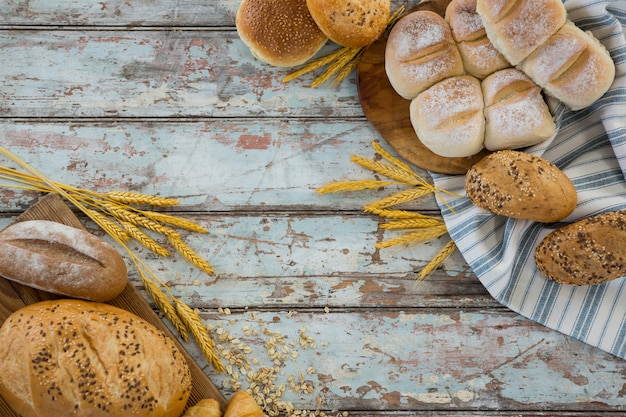 Verschiedene Brotsorten mit Weizenkörnern