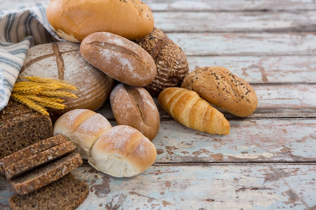 Verschiedene Brotsorten mit Weizenkörnern