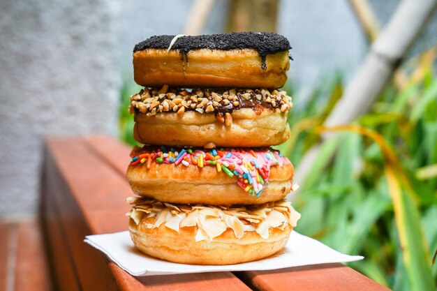 Verschiedene bunte Donuts mit verschiedenen Toppings aus Schokolade, Nüssen, Mandeln, Käse, Erdbeeren