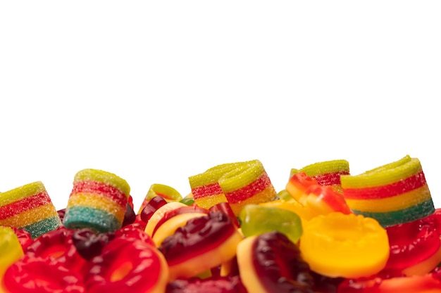 Verschiedene bunte Gummibonbons Ansicht von oben Jelly Donuts Jelly Bears isoliert auf weißem Hintergrund