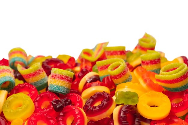 Verschiedene bunte Gummibonbons Ansicht von oben Jelly Donuts Jelly Bears isoliert auf weißem Hintergrund