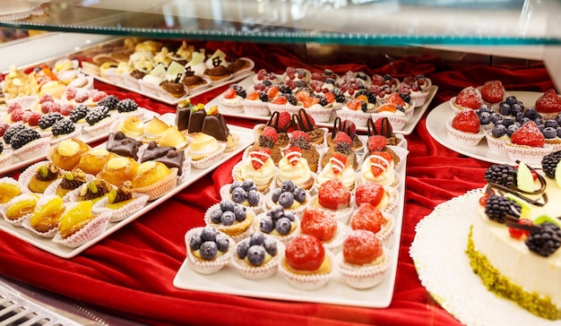 Verschiedene bunte Leckere schöne Kuchen auf einem Schaufenster im Café