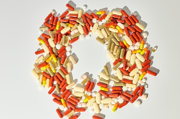 Verschiedene bunte Pillen Medikamente auf weißem Hintergrund