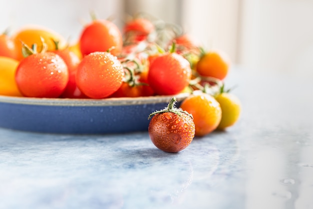 Verschiedene bunte Tomaten mit Wassertropfen Gesundes Essen oder vegetarisches Konzept