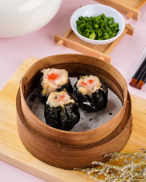 Verschiedene chinesische Dimsum im Bambuskorb