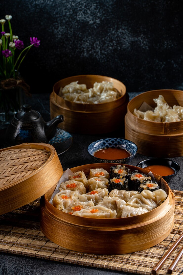 Verschiedene chinesische Dimsum im Bambuskorb