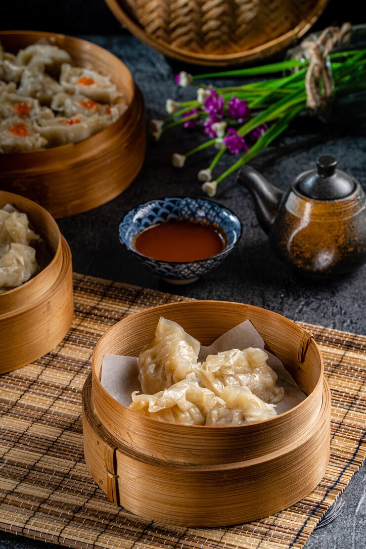 Verschiedene chinesische Dimsum im Bambuskorb