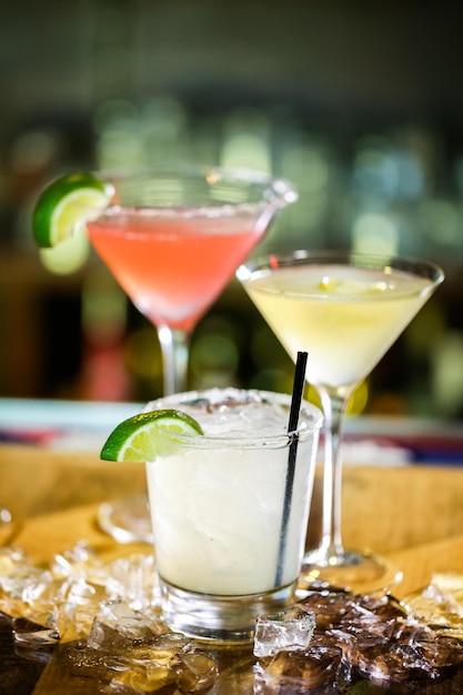 Foto verschiedene cocktails an der bar.