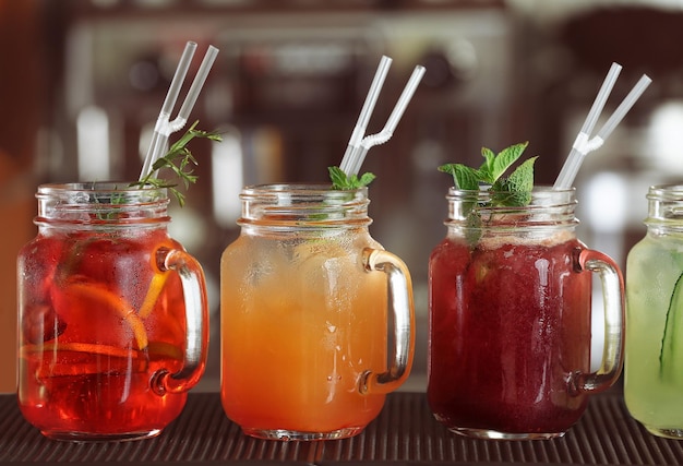 Verschiedene Cocktails auf dem Tisch im Café