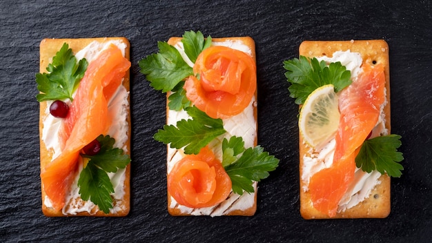 Verschiedene Cracker mit Quark und Lachs.