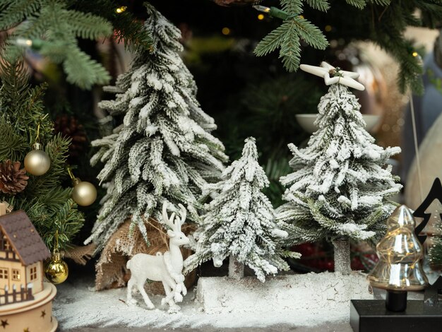 Verschiedene Dekorationen am Weihnachtsbaum