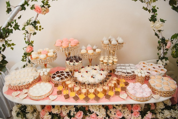 Verschiedene Desserts mit frischem Obst am Buffet, süß