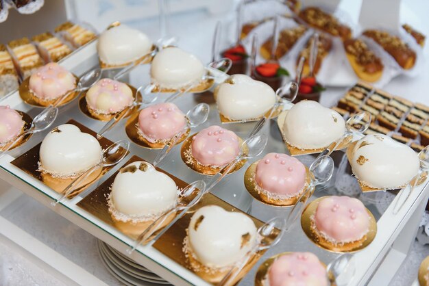 Verschiedene Desserts mit frischem Obst am Buffet süß