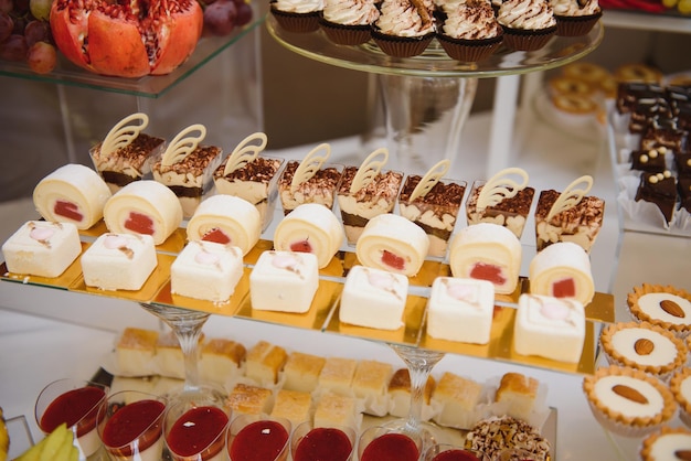 Verschiedene Desserts mit frischem Obst am Buffet süß