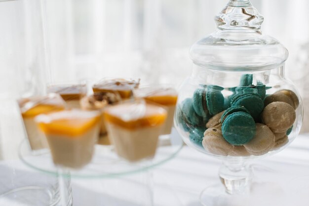 Verschiedene Desserts und Kuchen auf dem Buffettisch bei der Hochzeit