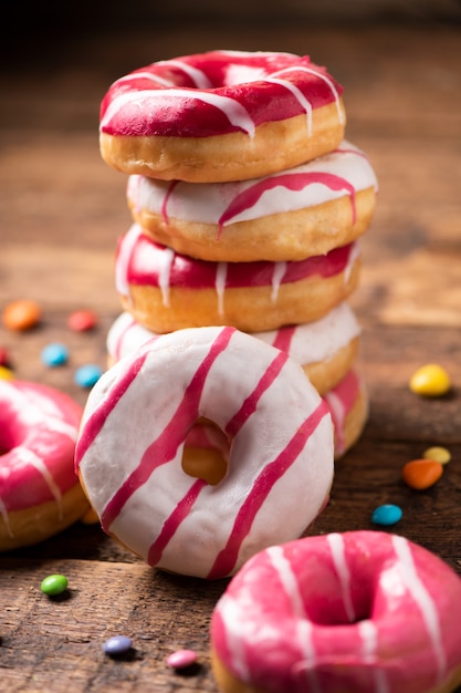 Verschiedene Donuts auf Holztisch