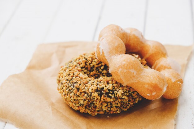 Verschiedene Donuts Beide mit einer weißen schokoladenrosa Beschichtung, Muster