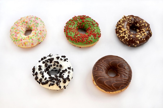 Verschiedene Donuts mit Streuseln Closeup auf weißem Hintergrund
