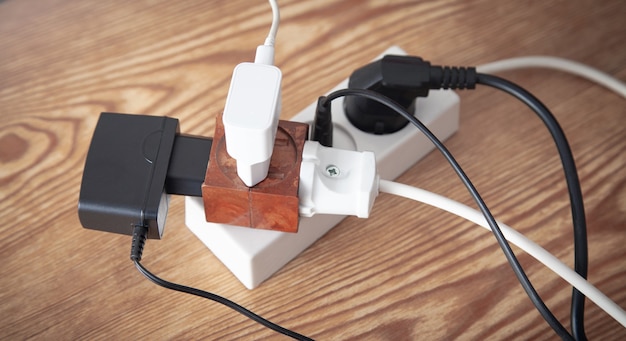 Verschiedene elektrische Stecker und Ladegeräte verbundener Erweiterungsblock.