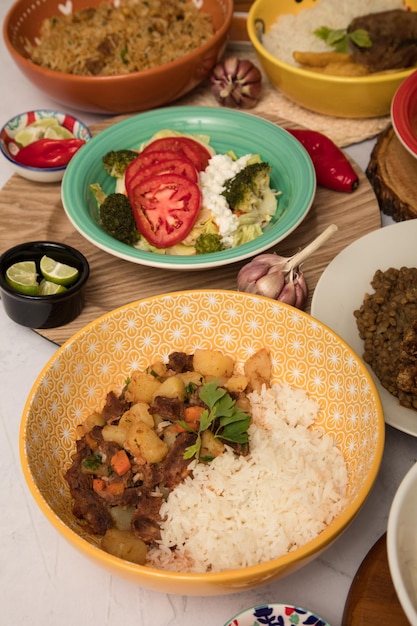 Verschiedene Essensteller Peru traditioneller Hausmannskost-Buffettisch