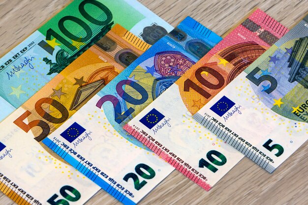 Foto verschiedene eurogeldbanknoten auf hölzernem hintergrund