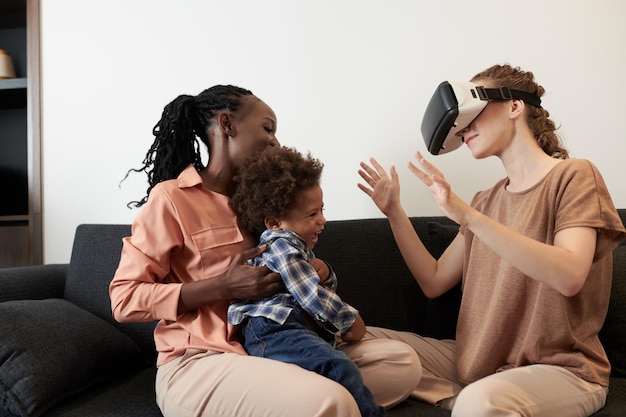 Verschiedene Familien spielen ein VR-Spiel