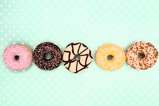 Verschiedene farbige leckere Donuts
