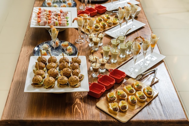 Verschiedene Fleisch gefüllte Hühnerbrötchen ein schöner Tisch mit Snacks Luxus-Catering ein Vintage-Tisch