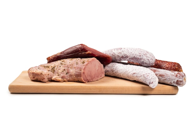 Verschiedene Fleischsorten, geräuchertes Fleisch, Wurst, Salami auf einem weißen Hintergrund.