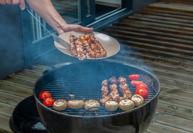 Verschiedene Fleischsorten von Hühnchen und verschiedenem Gemüse auf dem Grill gekocht