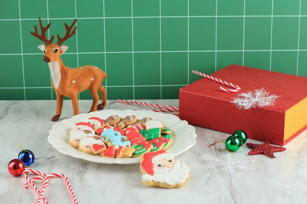 Verschiedene Formen von hausgemachten, weihnachtlich dekorierten Zuckerkeksen