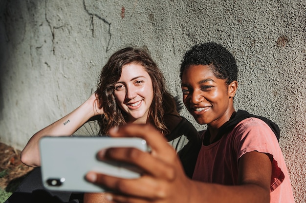 Verschiedene Freunde, die ein selfie nehmen