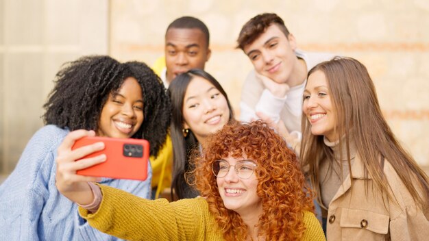 Verschiedene Freunde machen ein Selfie und lächeln in der Stadt