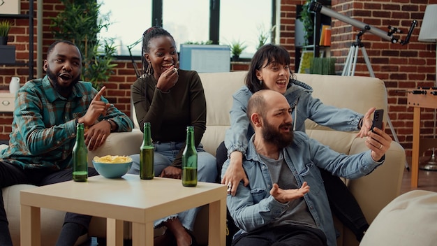 Verschiedene Freunde unterhalten sich über Online-Videoanrufe mit Smartphone und Webcam und fühlen sich im Videokonferenz-Chat glücklich. Verwenden von Remote-Telefonkonferenzen auf dem Mobiltelefon bei einem lustigen Treffpunkt.