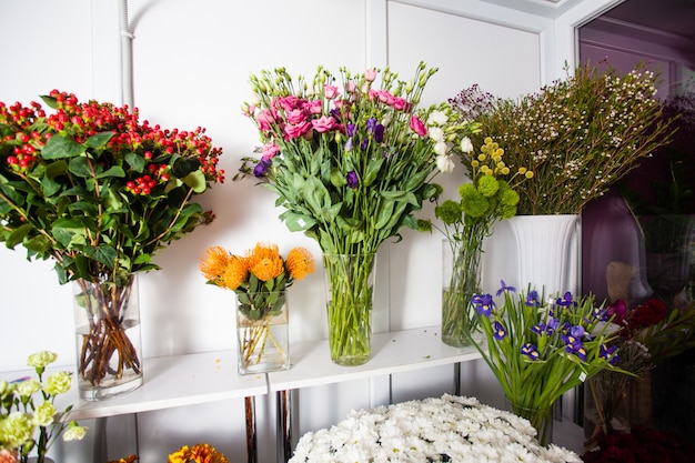 Verschiedene frische Blumen auf dem Blumenmarkt