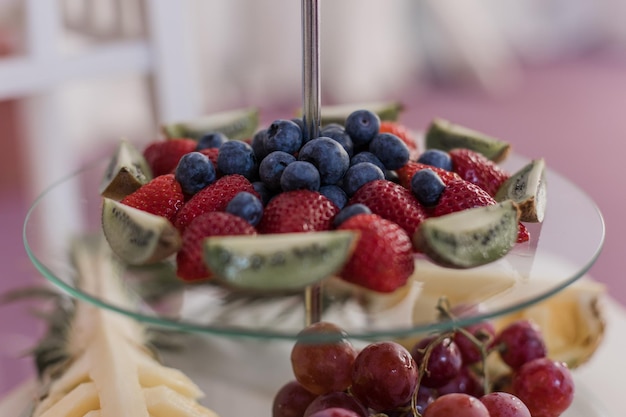 Verschiedene frische Früchte elegant auf einem Glasstand ausgestellt