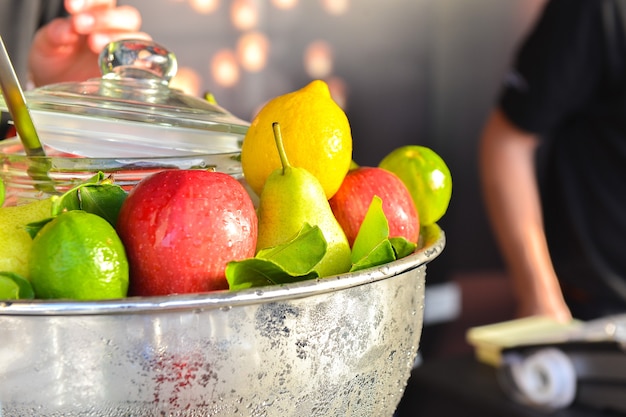 Verschiedene frische Früchte und Gemüse in Stahlkorb gelbe zitronengrüne Zitrone und roter Apfel