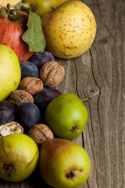 Verschiedene frische Früchte