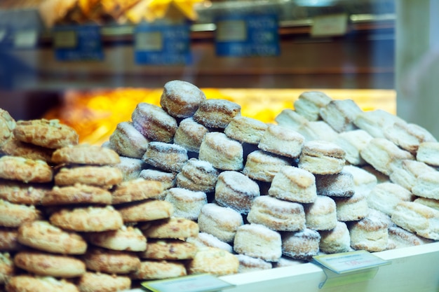 Verschiedene frische Kuchen im Laden