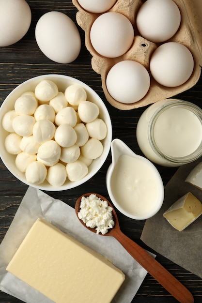 Verschiedene frische Milchprodukte auf hölzernem Hintergrund