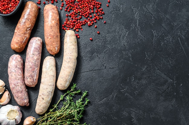 Verschiedene frische rohe Würste mit Gewürzen