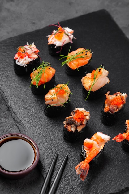 Verschiedene frische Sushi Gunkan Maki mit Meeresfrüchten