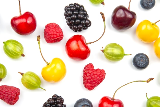 Verschiedene frische verschiedene Beeren auf einem Weiß