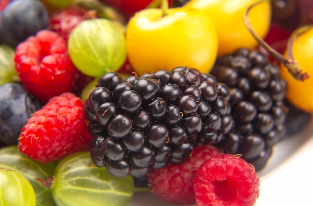 Verschiedene frische verschiedene Beeren auf einem weißen Teller. nützliches Vitamin gesundes Essen Obst. gesundes Gemüsefrühstück