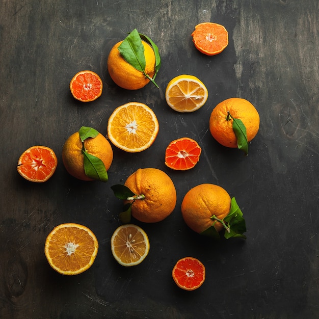 Verschiedene frische Zitrusfrüchte, Zitrone, Orange, Mandarine, frisch und farbenfroh, Draufsicht