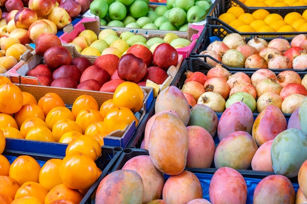 Verschiedene Früchte auf einem Obstmarkt. Gesundes Essen.