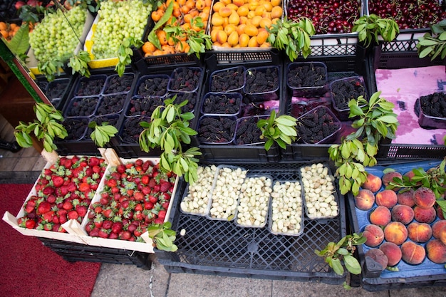 Verschiedene Früchte werden auf dem Straßenmarkt verkauft. xAFrische Früchte Gesundes Essen Gemischtes Obst