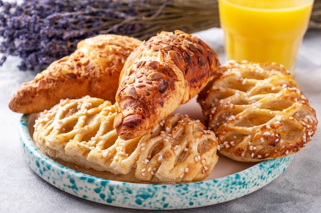 Verschiedene gebackene Brötchen auf einem Teller. Frühstückskonzept am Morgen