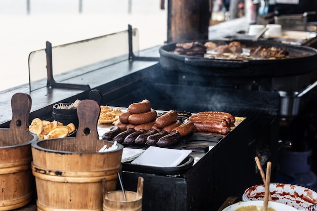 Verschiedene gebratene und gegrillte Fleisch- und Käsesorten, die in einem traditionellen Restaurant direkt aus den heißen Pfannen serviert werden.