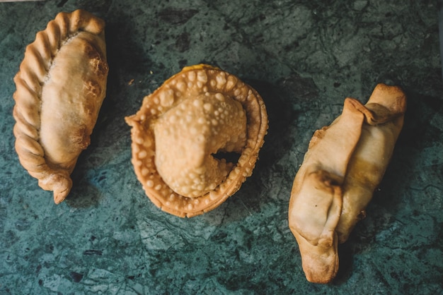 Verschiedene gefüllte Empanadas typisch für Südamerika